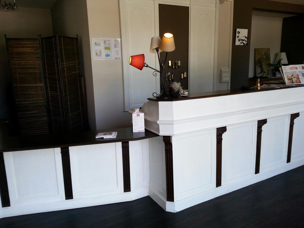 Contact Hotel Du Cerf Chateau-Gontier Ngoại thất bức ảnh